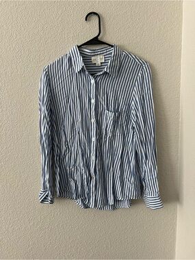 Small Jun & Ivy Women's Blue and White Striped Button-Down Shirt